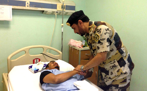 قائد طوارئ جازان يزور أحد أفراده بمستشفى صبيا 