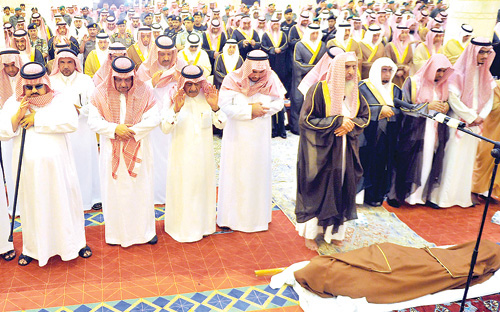 سمو النائب الثاني يؤدي صلاة الميت على سمو الأمير مساعد بن عبدالعزيز آل سعود 
