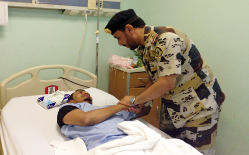 قائد طوارئ جازان يزور أحد أفراده بمستشفى صبيا 