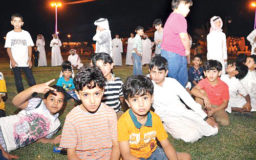 الأطفال «يحيون» فرحة الرس بالعيد 