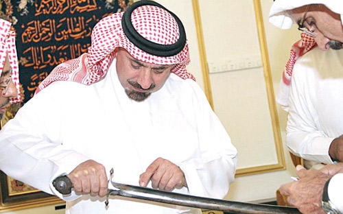 نائب أمير المنطقة الشرقية يتسلم سيف  عبد الله بن جلوي 