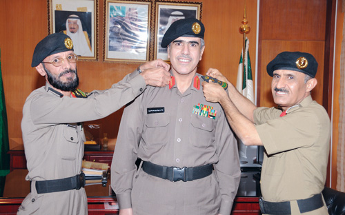 اللواء الخليوي يقلد الرشيد رتبته الجديدة 