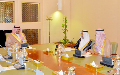 أمير منطقة الرياض بالنيابة يلتقي مديرعام الشؤون الصحية بمنطقة الرياض 