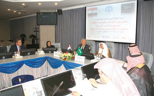 وزير الاتصالات المصري يعرض على السعوديين (7) مشروعات جديدة