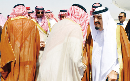 سمو رئيس هيئة البيعة يصل إلى الرياض قادمًا من الطائف 