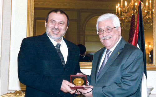 الرئيس الفلسطيني يكرّم زياد الدريس بميدالية الرئاسة الذهبية 