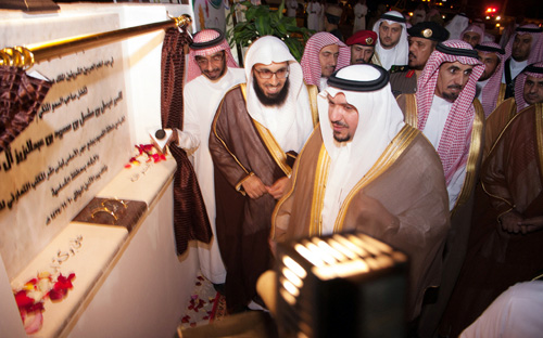 نائب أمير منطقة القصيم يفتتح عدداً من المشاريع الخيرية في الشماسية 