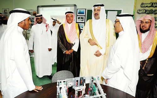 الأمير فيصل بن سلمان يطلع على إحدى مدارس الهيئة الملكية النموذجية بينبع الصناعية 