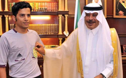 أمير منطقة الباحة يقلد الحكم هلال المالكي شارة التحكيم 