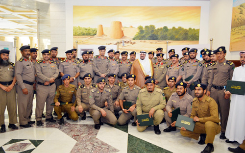 نائب أمير منطقة القصيم يكرم ضباط وأفراد الدفاع المدني 