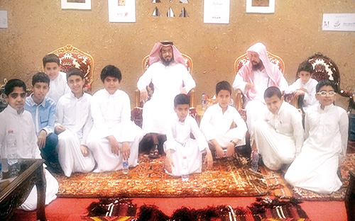 طلاب أبي بن كعب لتحفيظ القرآن يتعرفون على مهرجان التمور ببريدة 