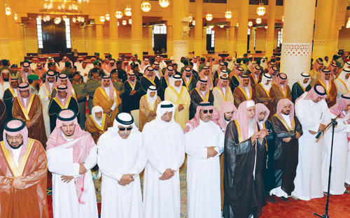 النائب الثاني يؤدي صلاة الميت على الأميرة منيرة بنت محمد بن تركي آل سعود 