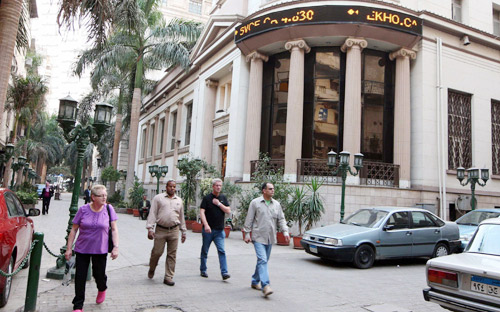 استقرار الأوضاع السياسية وخفض الفائدة يؤثران إيجابياً على بورصة مصر 