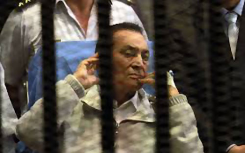 ضبط وإحضار طبيب مبارك لاتهامه باختلاس تسجيلات صوتية له 