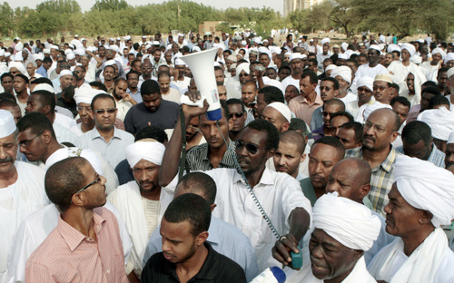 مقتل أربعة متظاهرين سودانيين برصاص مسلحين 