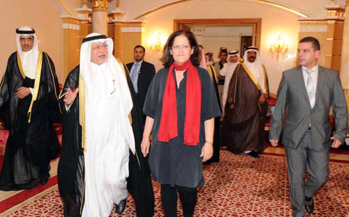 وزير الثقافة والإعلام يصل البحرين 