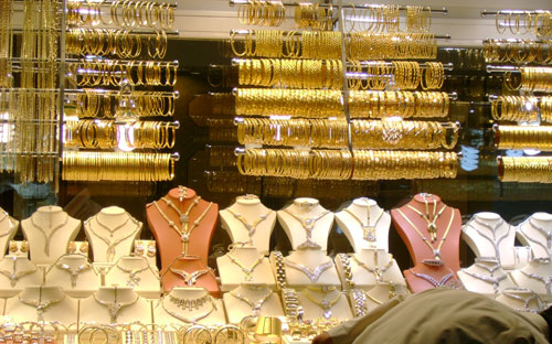 تدريب السعوديات على مهارات بيع الذهب 