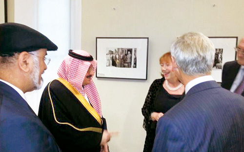 الأمير محمد بن نواف دشن معرضاً لصور زيارة الأميرة «اليس» للمملكة في كامبرج 