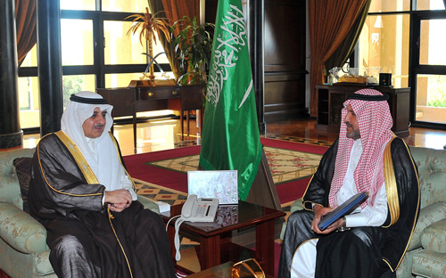 أمير منطقة تبوك يلتقي مدير مكتب الخطوط السعودية 