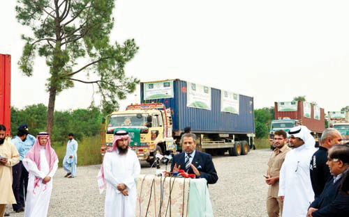 حملة خادم الحرمين الشريفين لإغاثة الشعب الباكستاني تسير قافلة إغاثية لمساعدة متضرري زلزال بلوشستان 