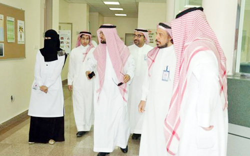 مدير مستشفى الملك فهد ببريدة يتفقد مركز السكر 