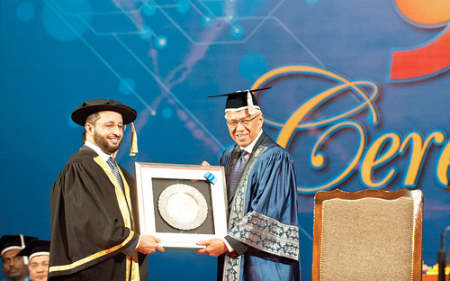 ماليزيا تمنح د. المقرن جائزة الاستحقاق لدوره في التعليم الإلكتروني 