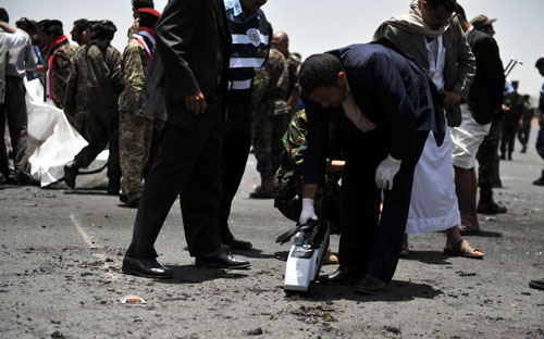 اليمن: انتحاري يفجّر نفسه في سوق شعبي .. ومقتل ضابط بحضرموت 