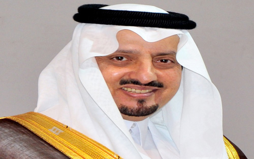 أمير منطقة عسير يؤدي صلاة العيد ويستقبل المهنئين