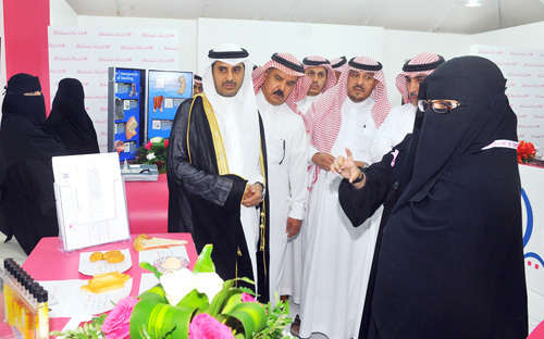 محافظ عنيزة يتفقد فعاليات حملة البيت الوردي «الحياة تستناك»