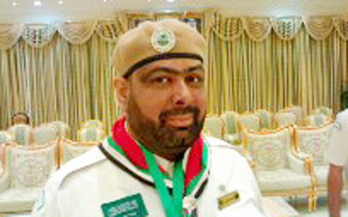 قائد كشفي يقطع إجازته المرضية ليخدم حجاج بيت الله الحرام