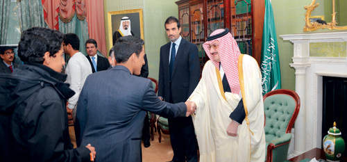 الأمير محمد بن نواف أدى صلاة العيد واستقبل المهنئين في سفارة المملكة بلندن 