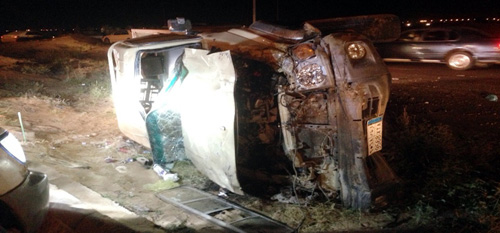 انقلاب مركبة يصيب شخصين بصامطة