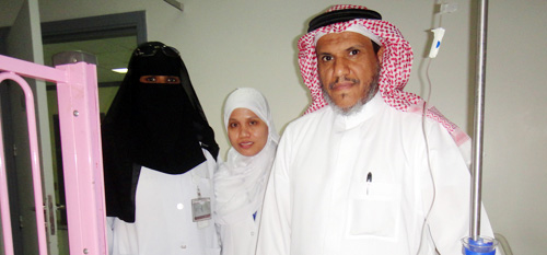 د. القاسم يعايد الأطفال المنومين بطبية الملك سعود 