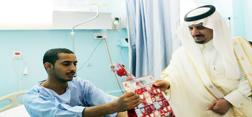 محافظ حفر الباطن يعايد المنومين في مستشفى الملك خالد العام 