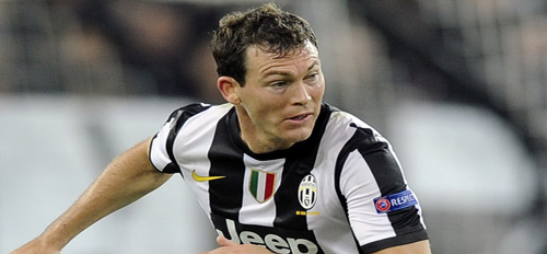 العداء التاريخي يدفع فرقة البنفسج للتربص بالسيدة العجوز في مدينة الأزهار