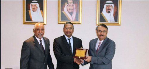 السفير السعودي بماليزيا يكرِّم رئيس نادي الطلبة السعوديين في «بينانج» 