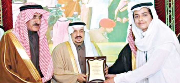 أمير القصيم يكرم الدعيجي وابنه المتفوق لمدة خمس سنوات متتالية 