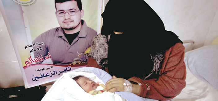 زوجة سجين فلسطيني تنجب طفلاً من نطفة مهربة 