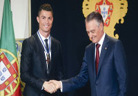 الرئيس البرتغالي يقلد رونالدو وساماً رفيعاً