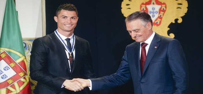 الرئيس البرتغالي يقلد رونالدو وساما رفيعا لحصوله على جائزة الكرة الذهبية 