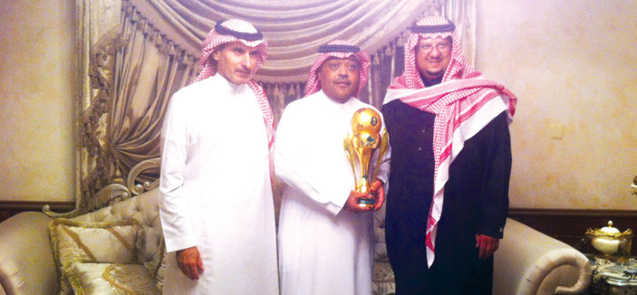 sp 190 2 صور كأس ولي العهد في منزل الأمير فيصل بن عبدالرحمن رئيس نادي النصر