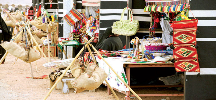 انطلاقة فعاليات الخيمة النسائية المشاركة في مهرجان الصحراء وسط حضور نسائي كبير 