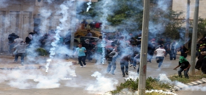 إصابة العشرات من طلبة مدارس القدس بالاختناق بالغاز السام في مواجهات مع الاحتلال 