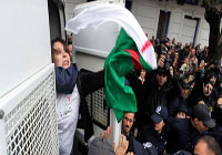 مظاهرات ضد ترشح بوتفليقة واعتقالات للصحفيين بالجزائر