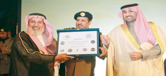 نائب أمير الرياض يكرم نافذة الإعلام 