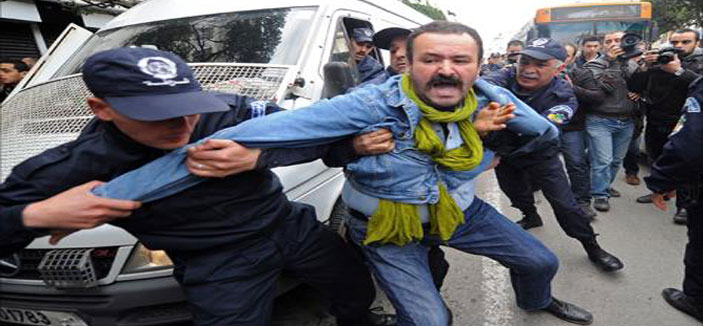 الشرطة توقف عشرة أشخاص في تظاهرة ضد ترشح بوتفليقة بالجزائر   