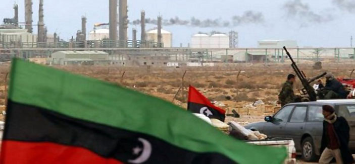 ناقلة تنتهي من تحميل النفط في ميناء يسيطر عليه مسلحون في ليبيا 