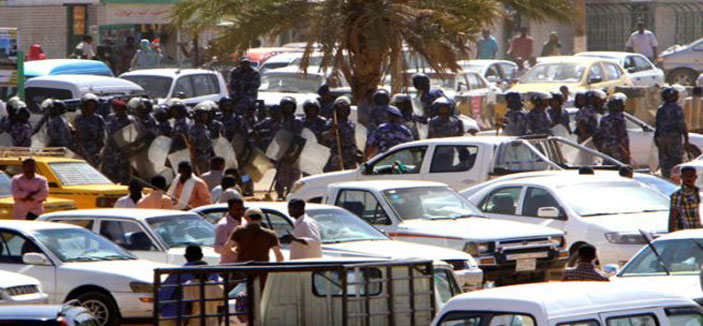 الشرطة السودانية تطلق قنابل الغاز على المشاركين في جنازة متظاهر 