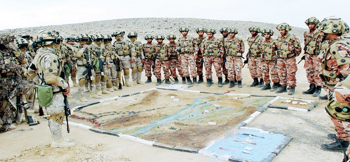 القوات البرية السعودية تواصل تدريباتها مع العمانيين في تمرين «جبل 14» في مسقط 