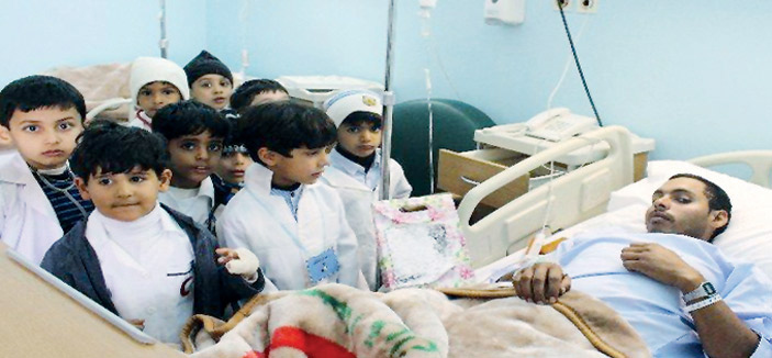 أطفال روضة أجيال الهدى يزورون مرضى مستشفى المذنب العام 
